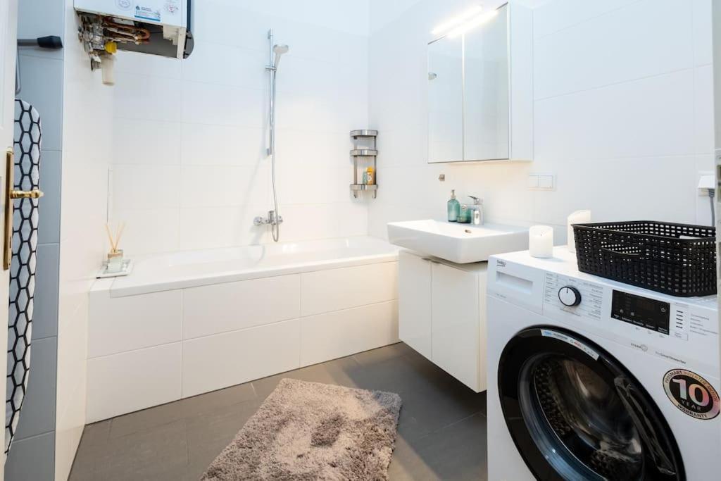 Orestaliving - Spacious 2Br On The Danube Canal Вена Экстерьер фото